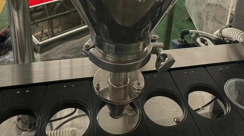 Máquina de llenado y sellado de cápsulas de café lineal de una fila CF30